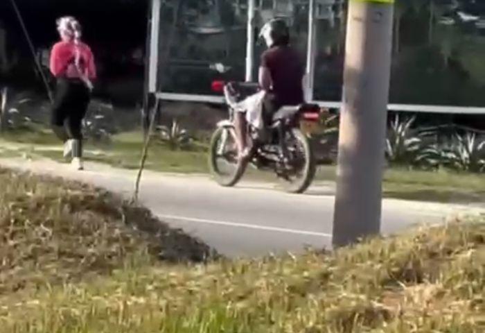 Graban a motociclista tocándose sus partes íntimas detrás de una mujer en Pozos Colorados
