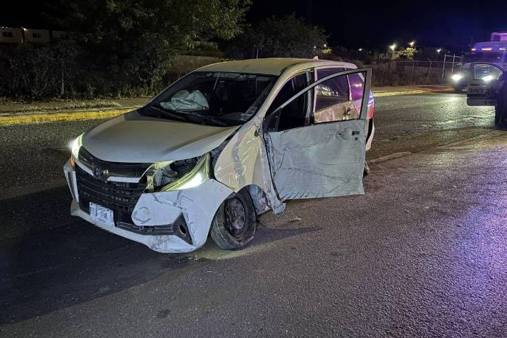 Choca acelerado contra luminaria y termina volcando al sur de Saltillo