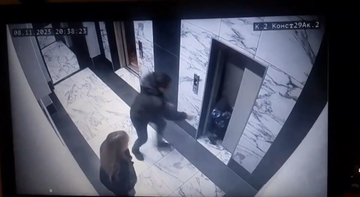 En Rusia. Un hombre salvó a su hijo de caerse por el hueco de un ascensor: salió ileso