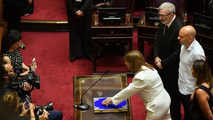 Juraron los senadores electos, todos menos Lorena Villaverde