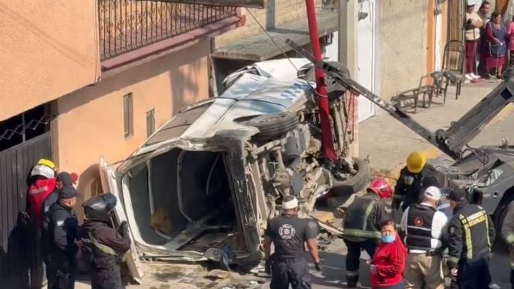 Combi con pasajeros choca en Los Reyes, Edomex; hay dos muertos y 8 heridos