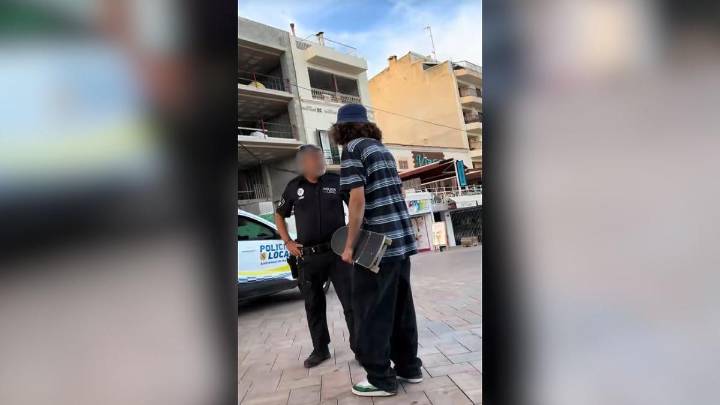 Un joven ‘skater’ se libra de una multa en Porto Cristo tras ser sorprendido por la Policía bajando a toda velocidad hacia la playa