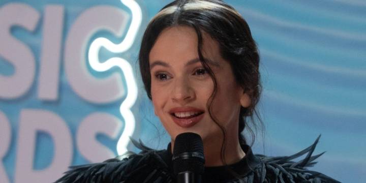 El halo de Rosalía dispara la tendencia del color blocking en las peluquerías