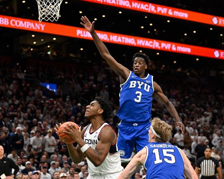 Deadspin | No. 3 UConn survives late rally from No. 7 BYU in Hall of Fame Series