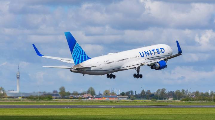 United Airlines Boeing 767-300ER Diverts To London Due To Cabin Fumes