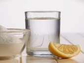 Para qué sirve mezclar cáscara de limón y bicarbonato