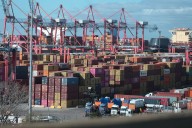 En diez meses. El superávit comercial acumulado es menos de la mitad que en el mismo período de 2024