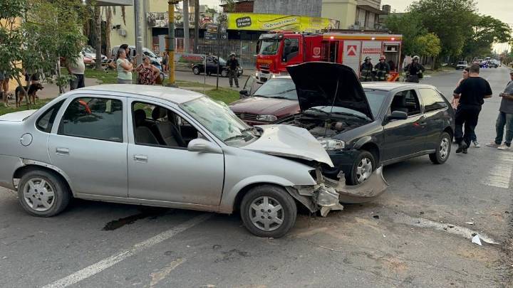 Accidente en Santa Fe: impactante choque entre tres autos en Avenida Facundo Zuviría