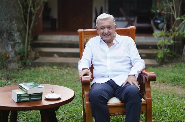 AMLO reaparece en redes y presenta “Grandeza”, su nuevo libro