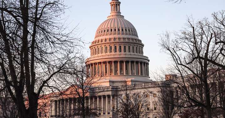 Magnate promulga ley y reactiva al Gobierno