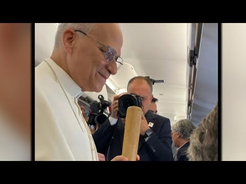CBS News' Chris Livesay gives Pope Leo White Sox memorabilia on first papal trip
