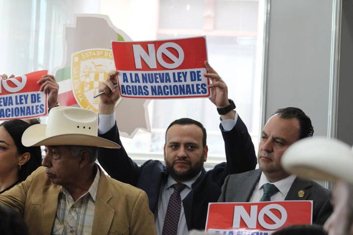 Arturo Medina detiene sesión del Congreso y exige atender a campesinos inconformes por Ley de Aguas