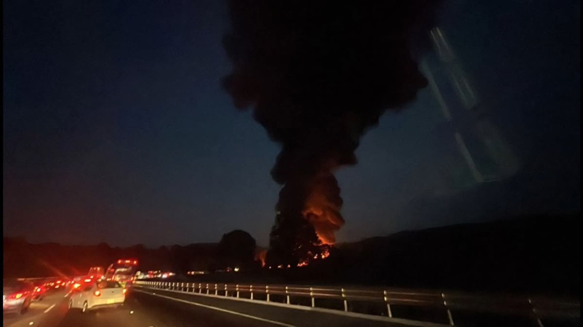Volcadura de pipa causa incendio en la autopista México