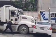 Volquete impacta y arrastra a un vehículo en la entrada de Puerto Morelos en Quintana Roo