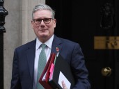 A un año y medio de asumir, Keir Starmer camina por la cuerda floja en Gran Bretaña, bajo fuego de su propio partido