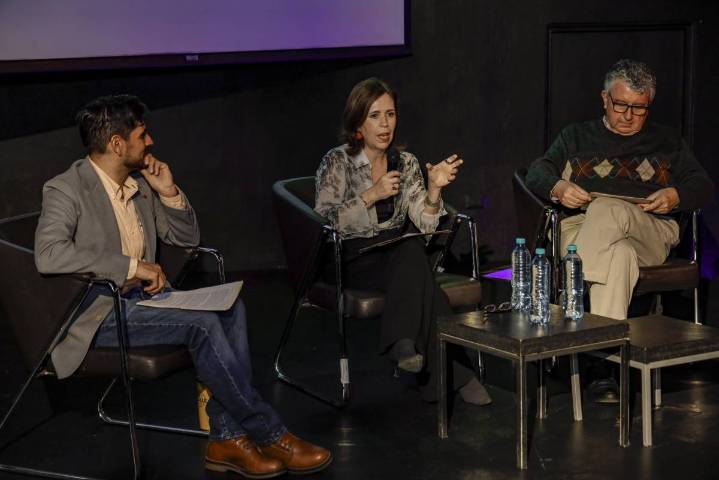 Charlan sobre la importancia de la fotografía antigua en exposición por el aniversario de VANGUARDIA