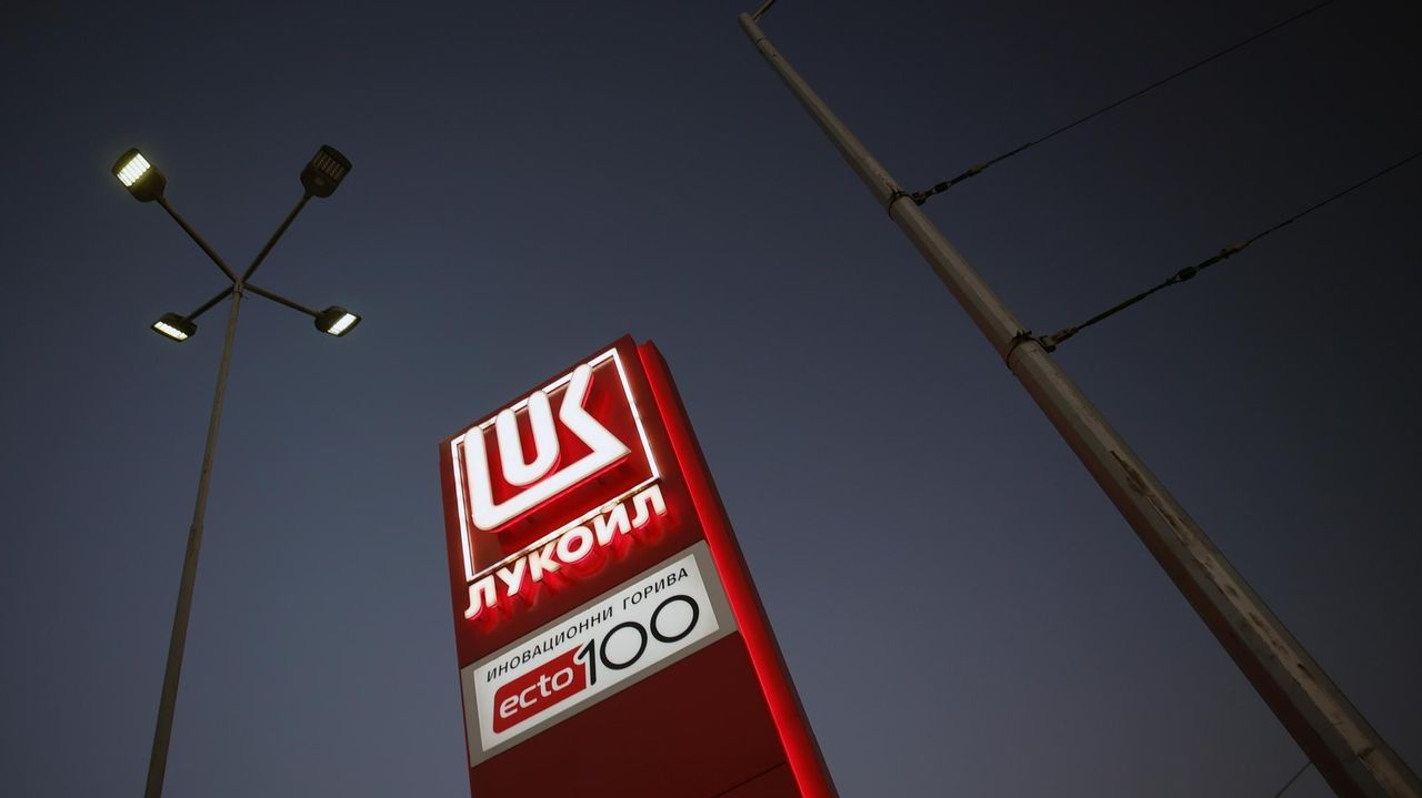 Bulgaria moves to prevent shutdown of its only oil refinery ahead of US sanctions