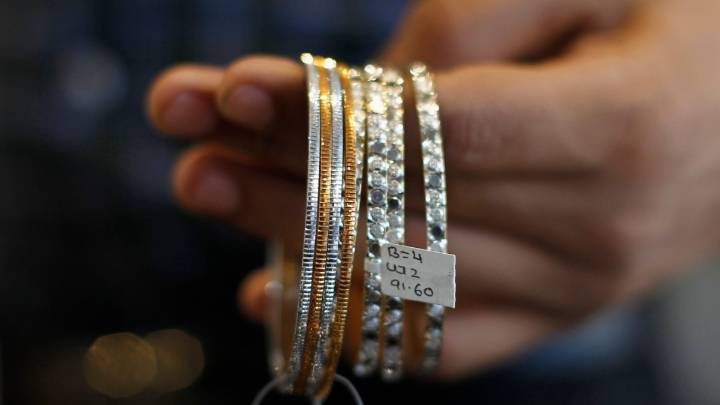 After silver, govt curbs certain platinum jewellery imports till April 2026