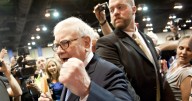 Warren Buffett invierte en Alphabet y recorta exposición a Apple: sus nuevos movimientos