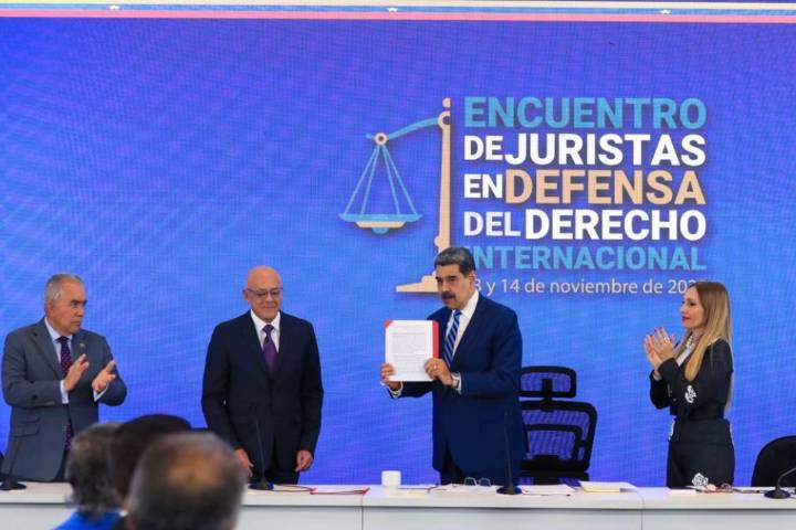 Maduro a los estadounidenses: "Paren la mano enloquecida de quien ordena bombardear"