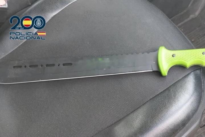 Detenido por amenazar con un machete al entrenador de su hijo por no sacarle a jugar durante un partido de fútbol en Hortaleza