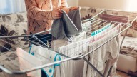 Adiós a la secadora: los mejores tendederos eléctricos en oferta para secar la ropa en invierno que no ocupan nada de espacio