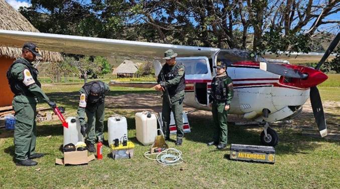 ¡Cae una aeronave clandestina! Dos detenidos en impactante operación policial.