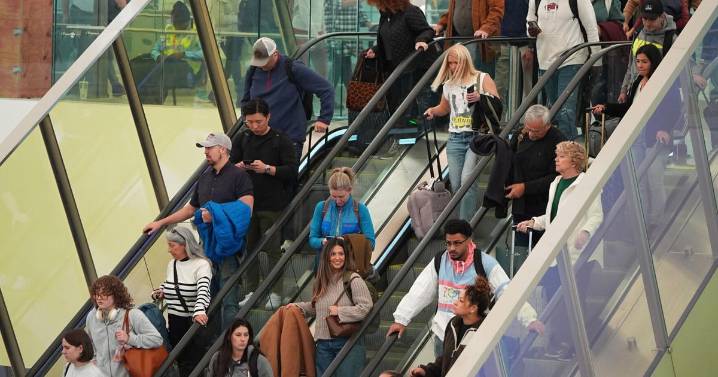 US airlines cancel 1,000 flights while complying with shutdown order