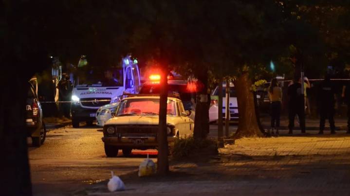 Un joven de 22 años fue asesinado a tiros en La Plata tras una pelea por una gorra: los atacantes siguen prófugos