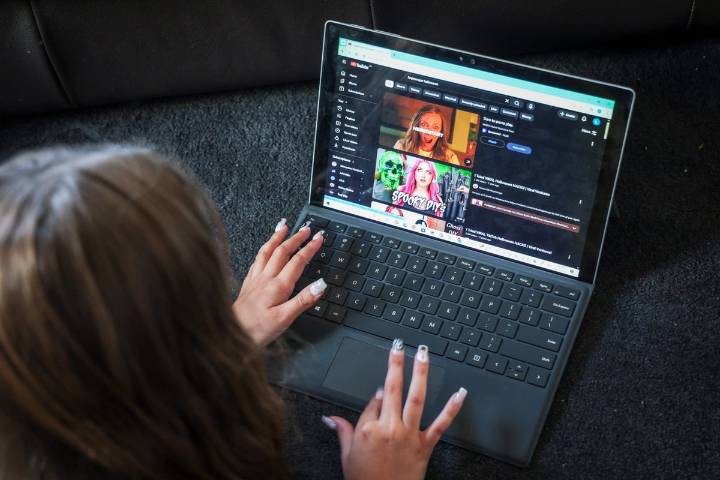 ¿Adicto al 'scrolling'? Nada de qué preocuparse, es costumbre a redes sociales: estudio