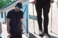 Alcalde Tomás Vodanovic llega con muletas a votar: “Me lesioné jugando fútbol, de puro malo nomás”