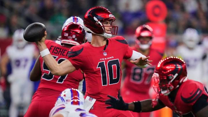 Referee Adrian Hill leaves Bills-Texans game with leg injury