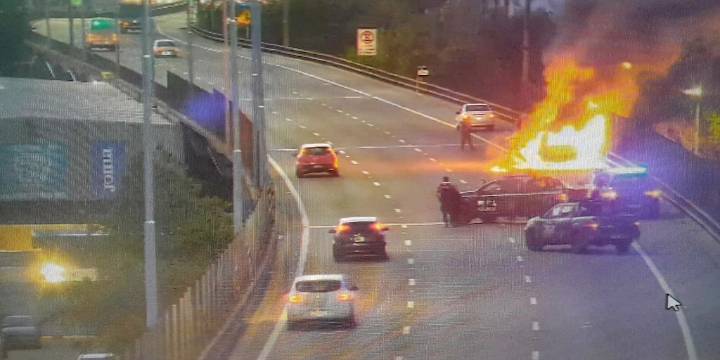 Choque, vuelco e incendio sobre la autopista 9 de Julio Sur: se registran demoras en el tránsito