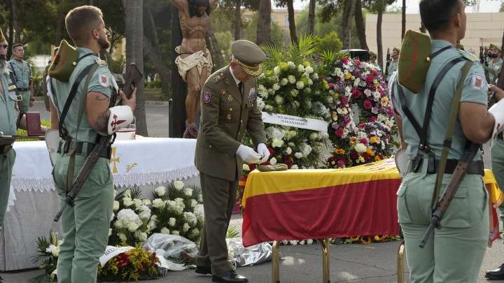 La Legión rinde homenaje al soldado fallecido en una explosión en Almería