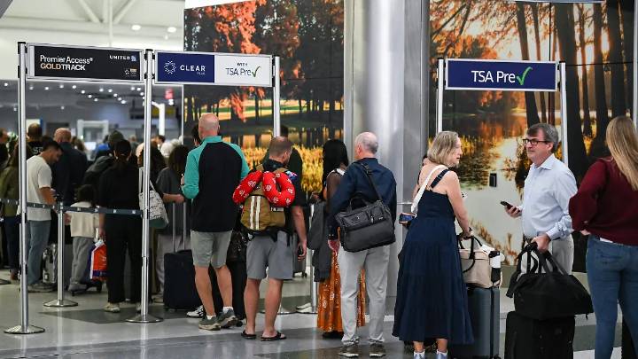 Tránsito aéreo en EU podría reducirse al mínimo por cierre gubernamental, dice secretario