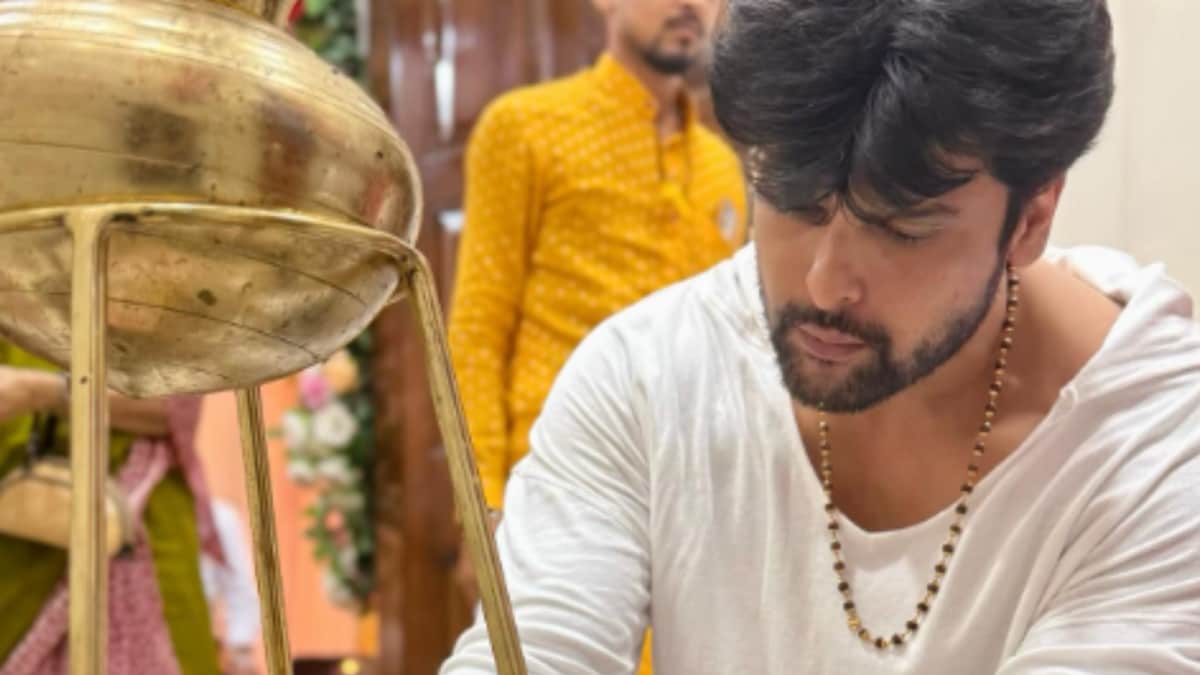 Kushal Tandon Celebrates Parents’ Wedding Anniversary With A Visit To Kerala’s Aazhimala Siva Temple