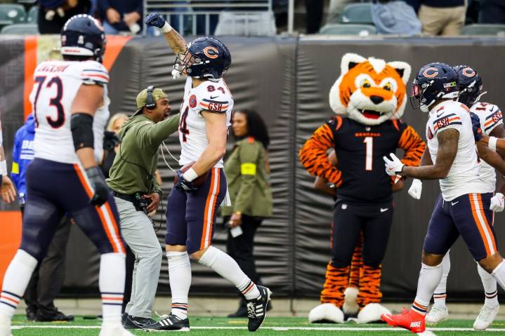 Rookie duo steps up and saves the Chicago Bears: Brad Biggs’ 10 thoughts on the wild Week 9 win