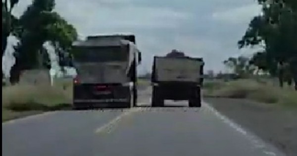 Intentó pasar a otro camión circulando por línea amarilla, le retuvieron la licencia profesional y fue multado con una suma millonaria