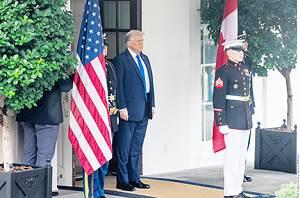 Endurece Trump requisitos para obtener ciudadanía 