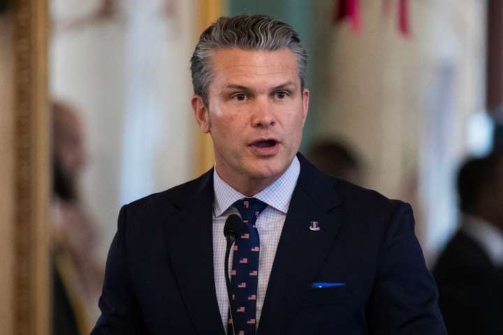 Hegseth visita el portaaviones de EE.UU. desplegado en el Caribe para agradecer a las tropas