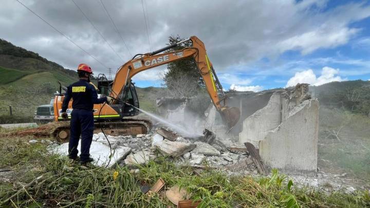 ¡Golpe a la inseguridad en Amalfi! Demuelen dos inmuebles usados para venta de drogas