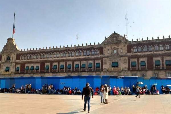 Arman 'valla humana' en torno a Palacio Nacional