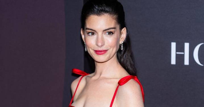 Anne Hathaway's Knicks Game Selfie Is 'Gorgeous'