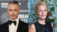Netflix dio luz verde a la miniserie "Los niños de Brasil" protagonizada por Jeremy Strong y Gillian Anderson