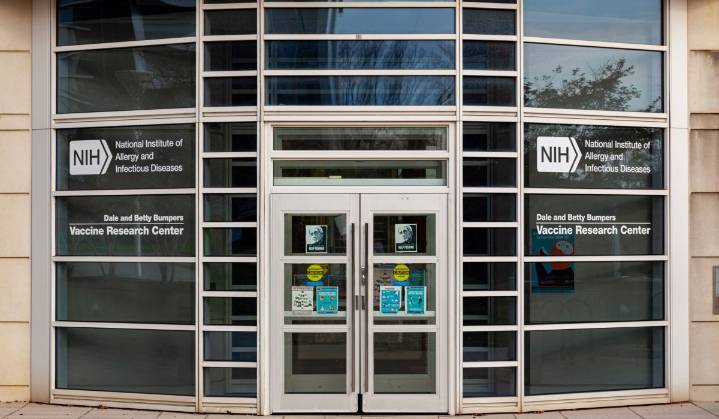 Recortes en la financiación de los NIH han afectado a más de 74,000 personas inscritas en 383 experimentos