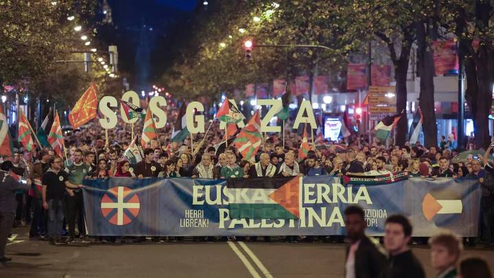 Miles de personas se manifiestan en Bilbao para exigir "el fin del genocido" antes del encuentro Euskadi