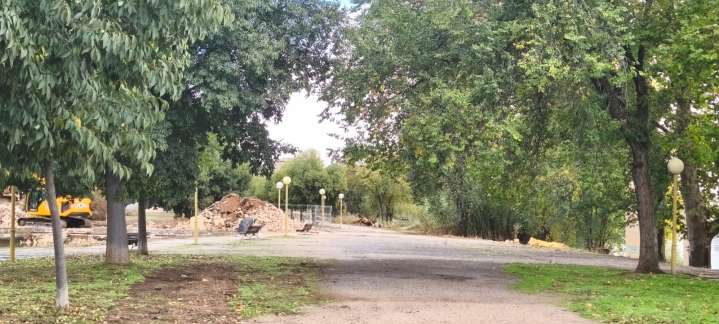 El canal de agua de la noria del parque de Safont ya es historia tres décadas después de construirse