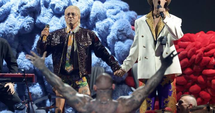 Tras triunfar en los Latin Grammys, CA7RIEL y Paco Amoroso ofrecen ‘GIMME MORE’ y anuncian nuevo álbum