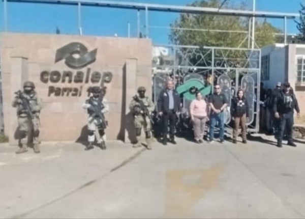 Navajas, vapeadores, pastillas y hasta gas lacrimógeno aseguran en Conalep Parral