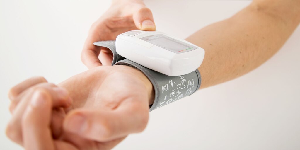 El síntoma inesperado que muchas personas ignoran y que puede indicar hipertensión, según expertos